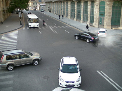 Bakıda avtomobillər təmir aparılan yollarda beton sədlərə çırpılıb [Video]