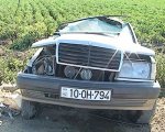 “Mercedes” aşdı, sürücü öldü [Foto]