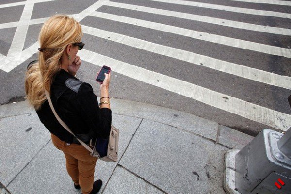 В крупнейшем городе США приняли закон против "смартфонных зомби"
